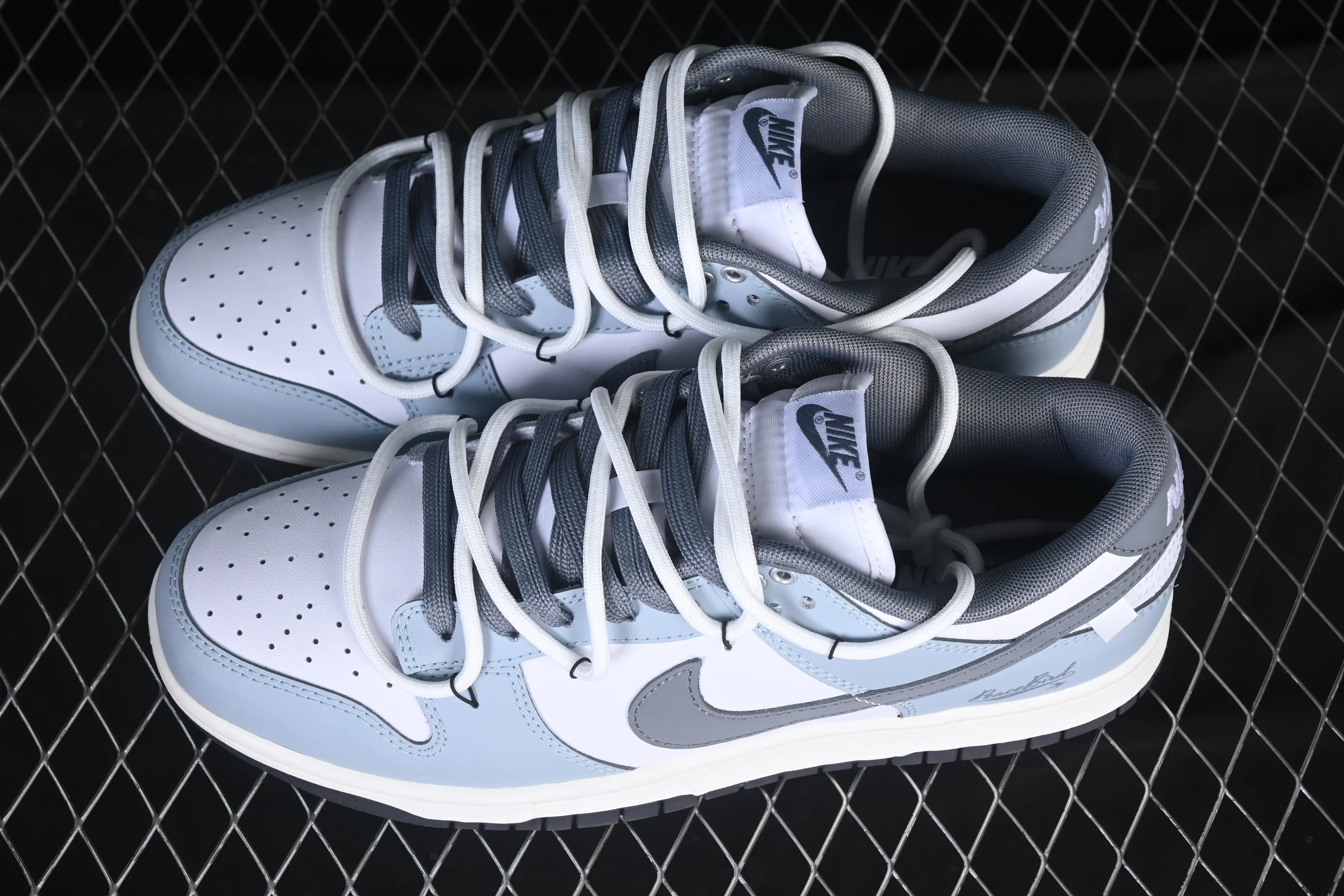 All categories Nk SB Dunk Series Nk SB Dunk Low High-end customized low-top sneakers Nike SB Dunk Low "Just Do it" white and blue straps Anniversary high-end customized low-top casual sneakers BG0510-058